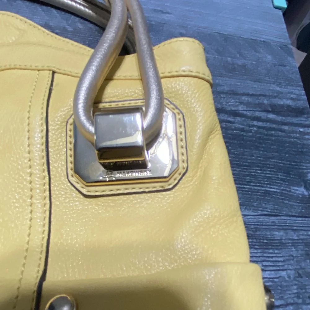 **FINAL MARKDOWN**Cream/Beige leather B. Makowsky handbag - Picture 2 of 9